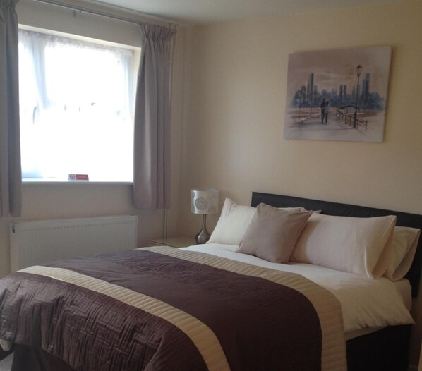 Desk, iron/ironing board, free WiFi, bed sheets - Newent Golf Club & Lodges (Newent)