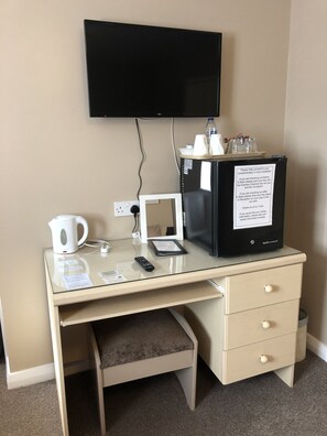 Escritorio, tabla de planchar con plancha, wifi gratis y ropa de cama 