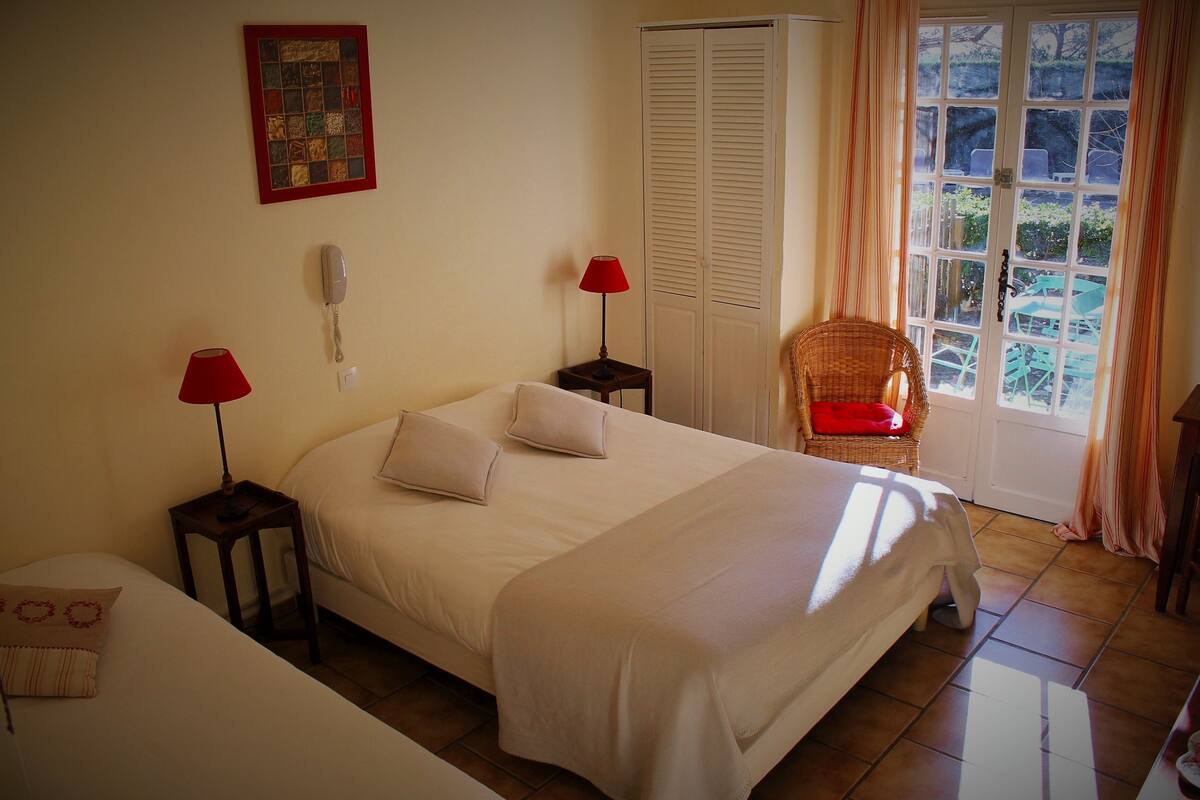 Superior Triple Room | Desk, iron/ironing board, free cots/infant beds, rollaway beds