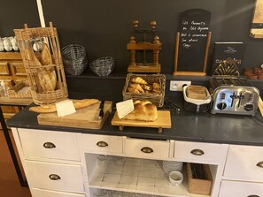 Daily continental breakfast (EUR 12.50 per person)