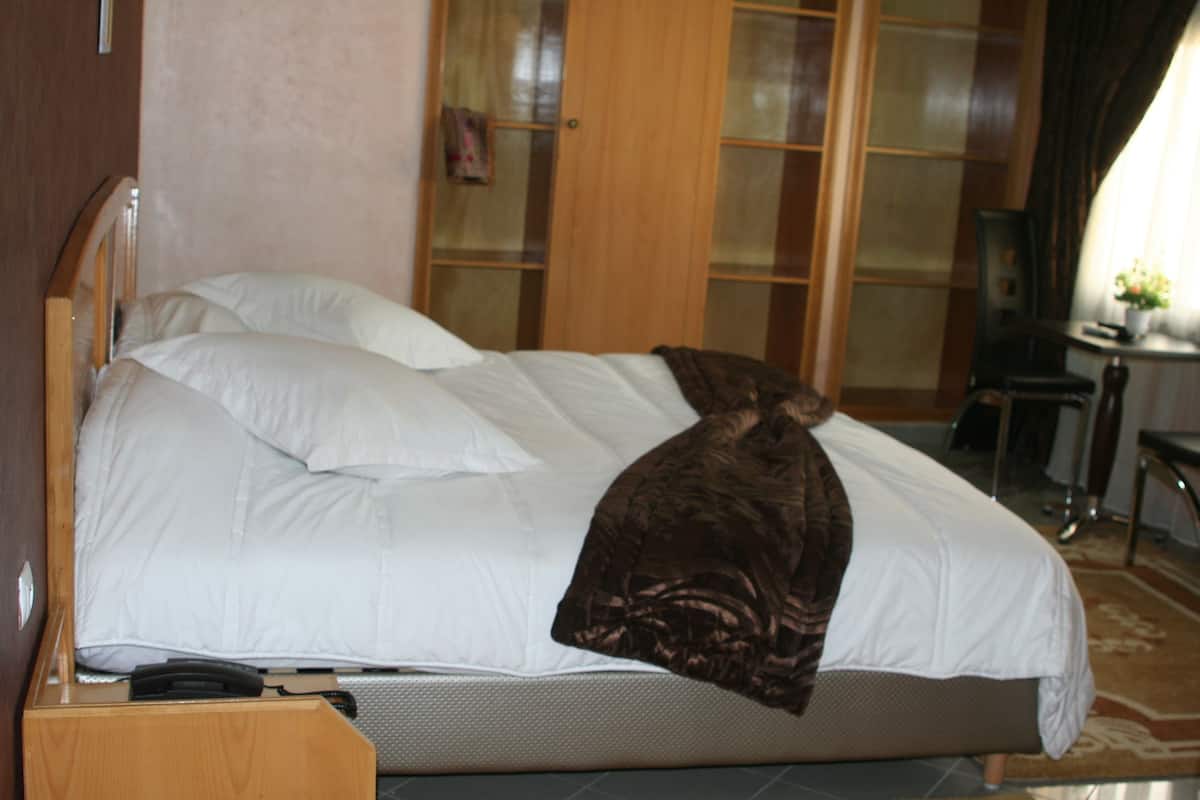 Junior Suite | Minibar, in-room safe, desk, blackout drapes