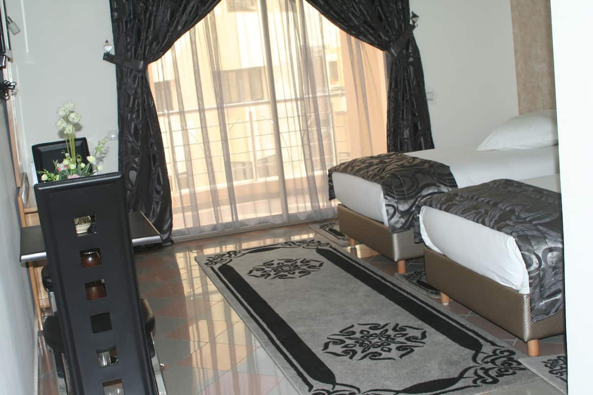 Deluxe Twin Room | Minibar, in-room safe, desk, blackout drapes