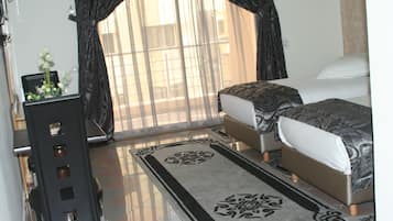 Deluxe Twin Room | Minibar, in-room safe, desk, blackout drapes