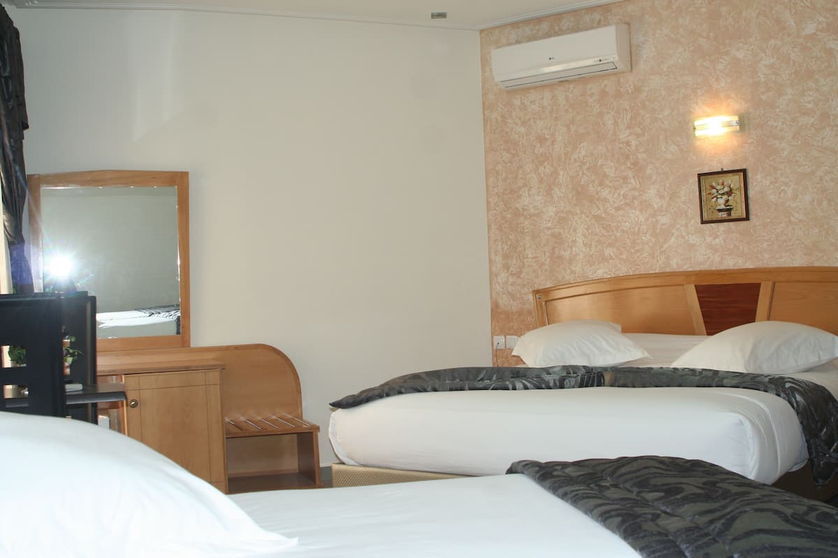 Family Room | Minibar, in-room safe, desk, blackout drapes