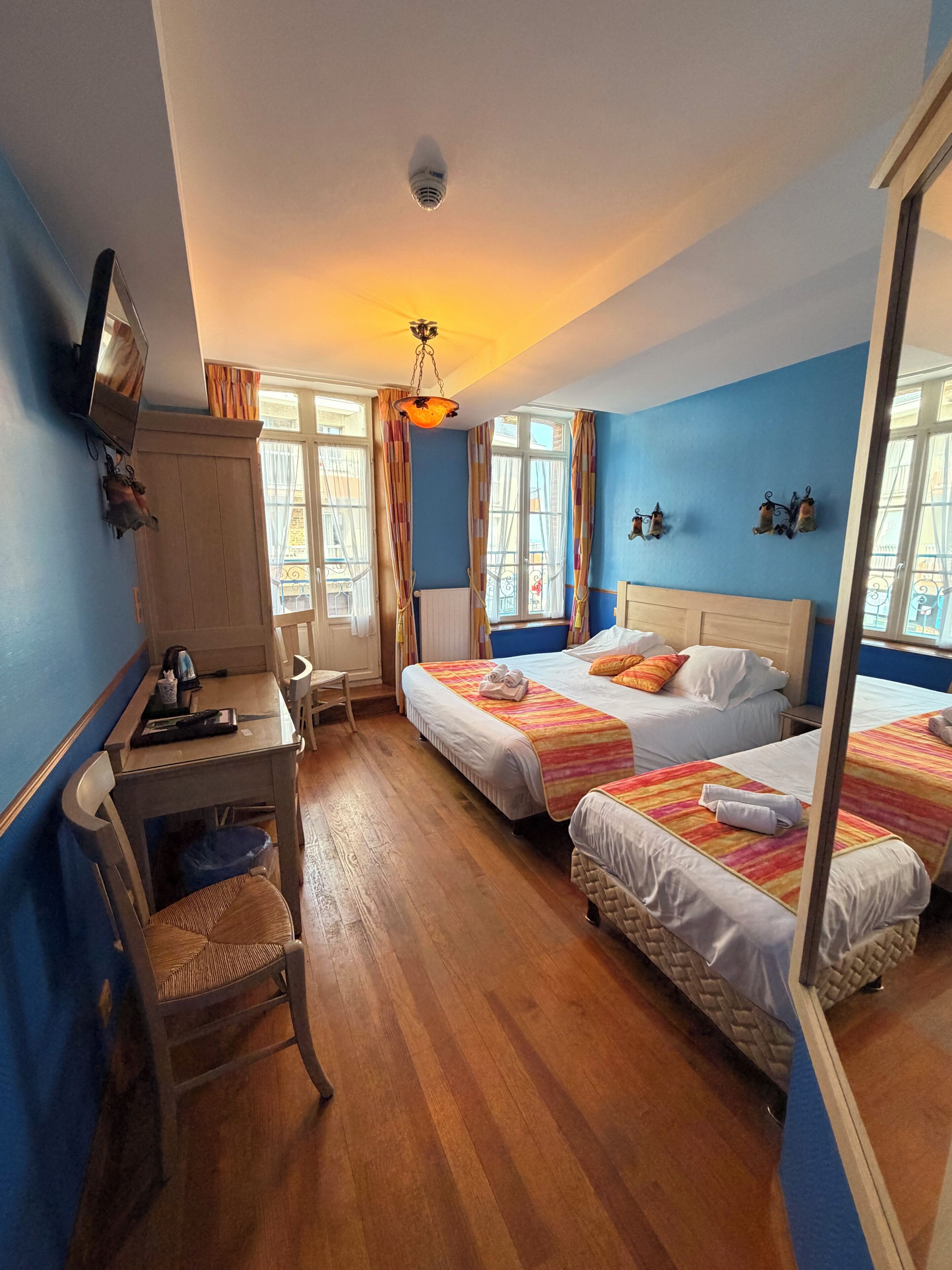 Triple Room (vue rue) | Desk, iron/ironing board, free WiFi, bed sheets