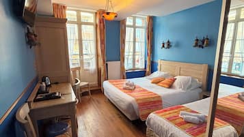 Triple Room (vue rue) | Desk, iron/ironing board, free WiFi, bed sheets