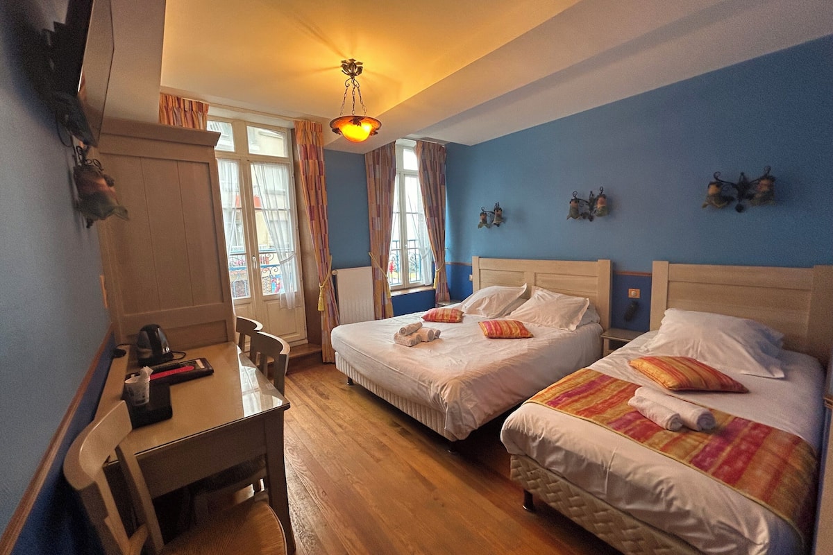 triple room (vue rue) | desk, iron/ironing board, free wifi, bed sheets