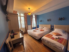 Triple Room (vue rue) | Desk, iron/ironing board, free WiFi, bed sheets