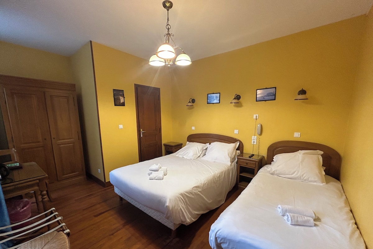 Triple Room, Courtyard View | Desk, iron/ironing board, free WiFi, bed sheets