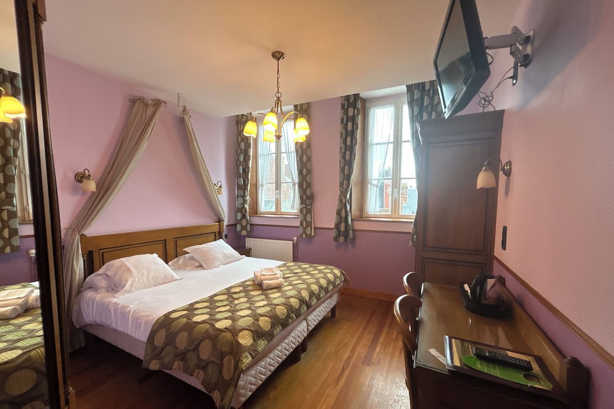 Double Superior, street side | Desk, iron/ironing board, free WiFi, bed sheets