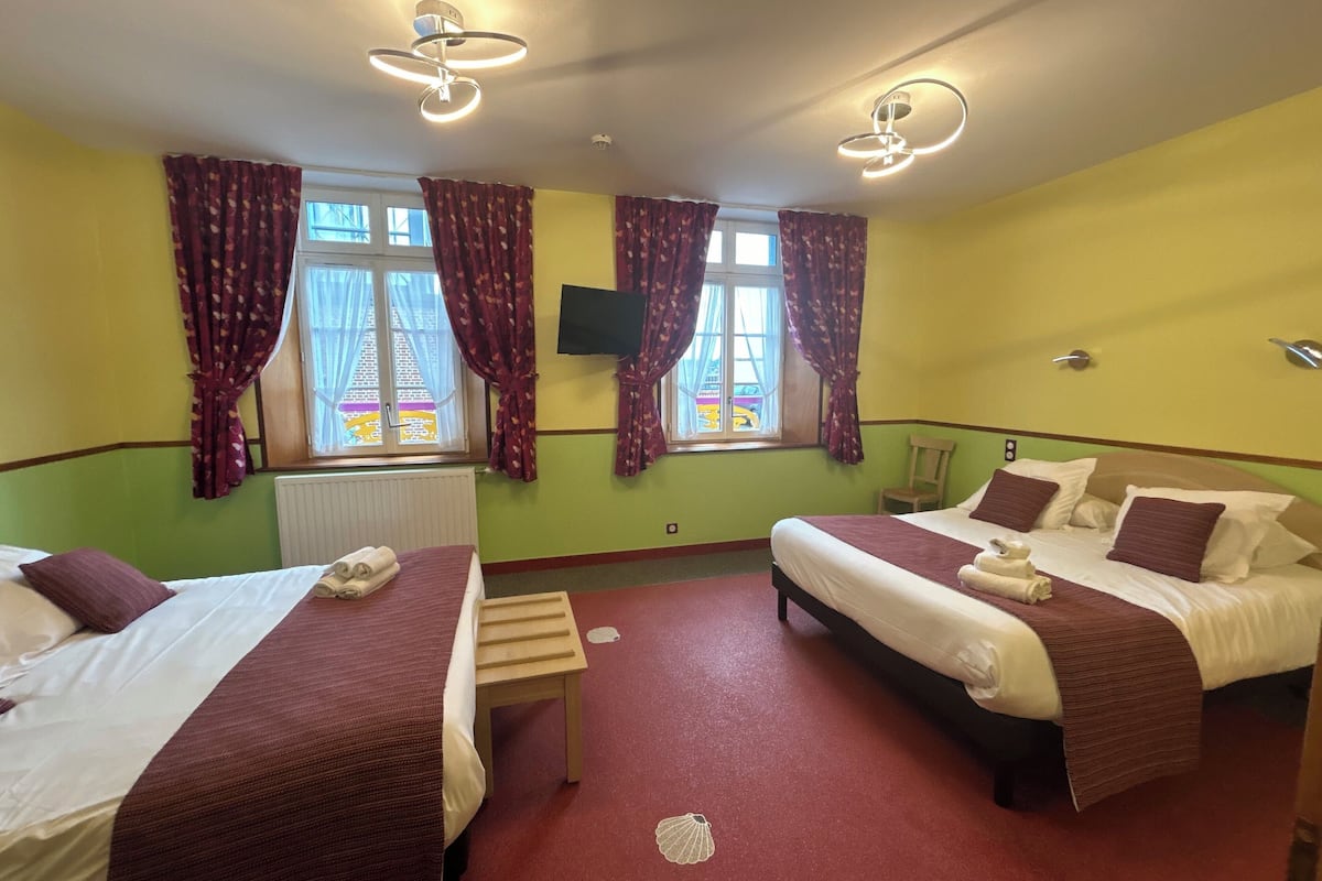 Quadruple Room, Accessible (Vue cour et parking) | Desk, iron/ironing board, free WiFi, bed sheets
