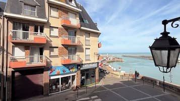 Driepersoonskamer (vue rue) | Woonruimte | Flatscreentelevisie