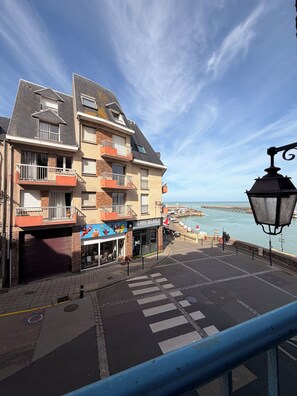 Triple Room (vue rue) | Living area | Flat-screen TV - Hotel De Calais (Le Treport)