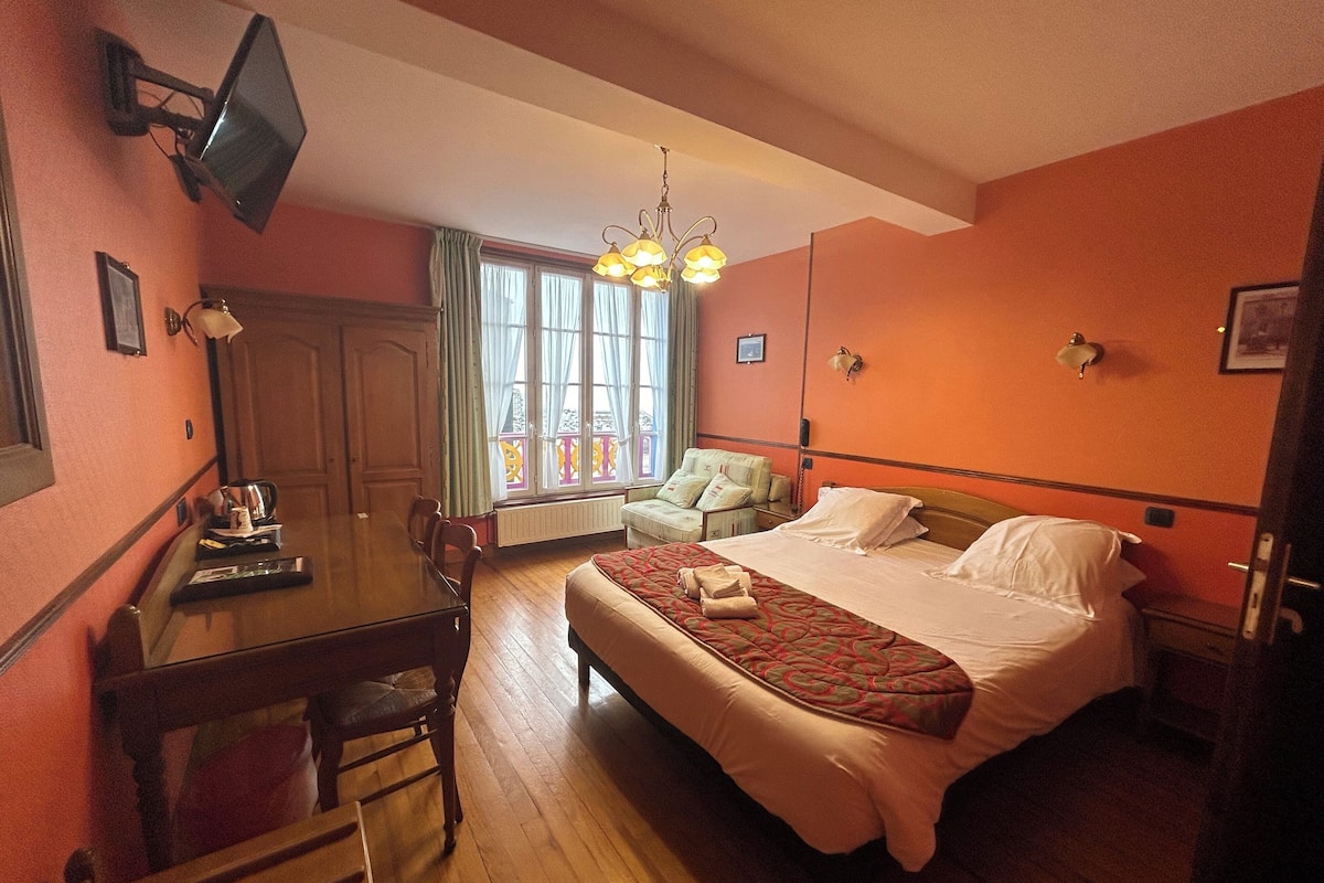 Superior Triple Room | Desk, iron/ironing board, free WiFi, bed sheets