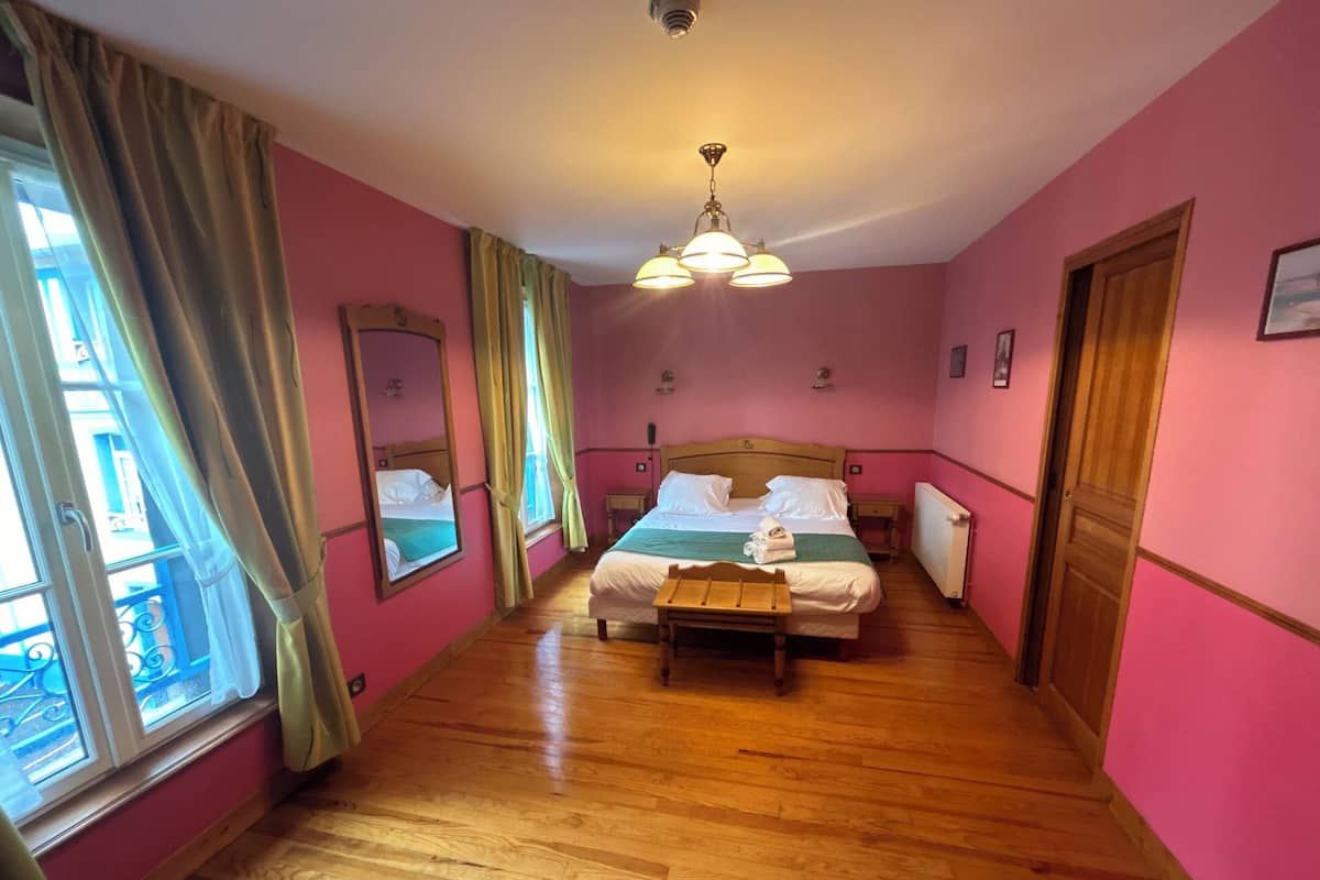 Double Superior, Courtyard View and Church, separated toilets | Desk, iron/ironing board, free WiFi, bed sheets