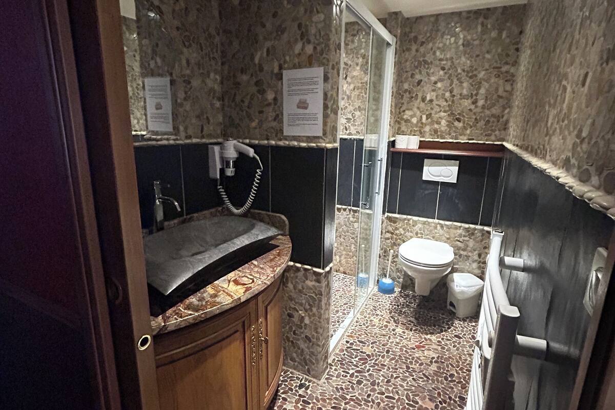 triple room (vue rue) | bathroom | free toiletries, hair dryer, towels