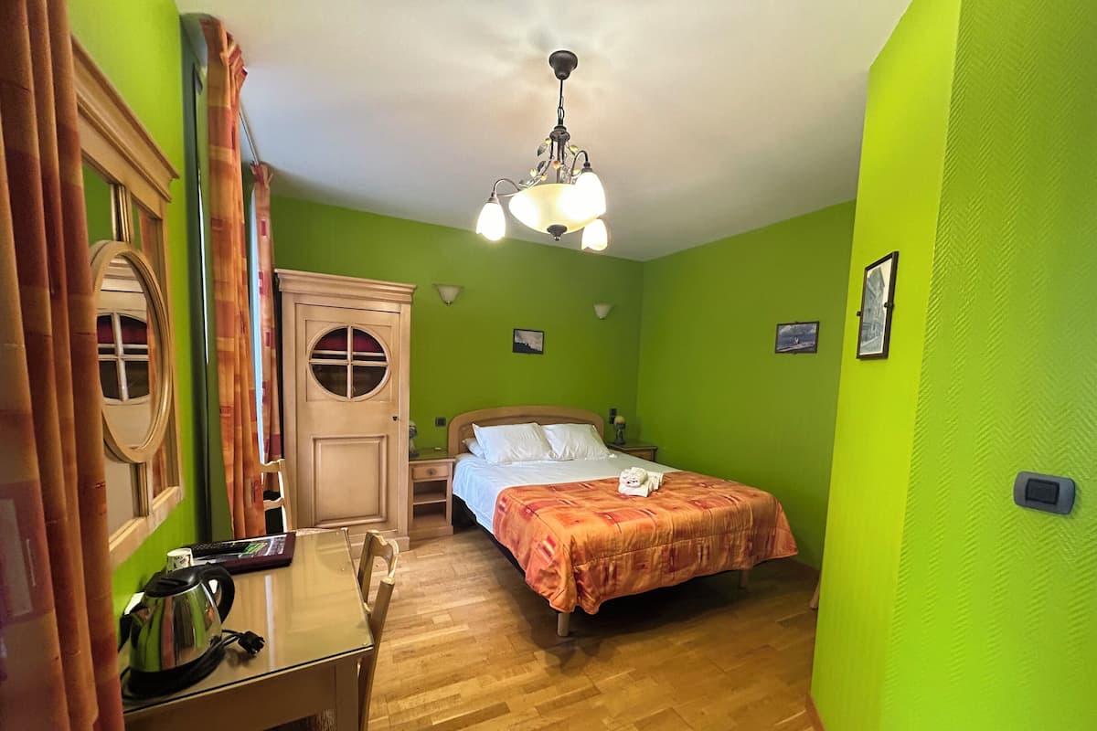 Double Superior, courtyard view and church | Desk, iron/ironing board, free WiFi, bed sheets