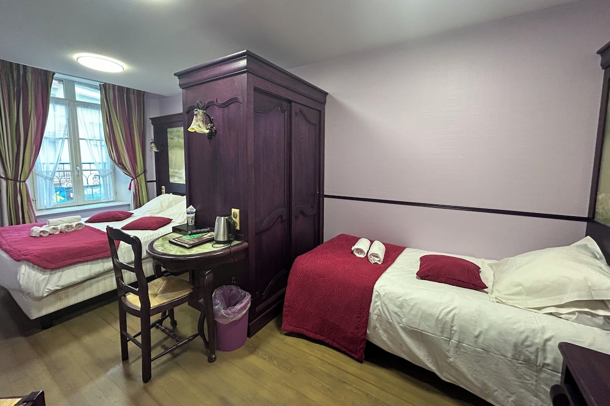 Triple Room (vue rue) | Desk, iron/ironing board, free WiFi, bed sheets