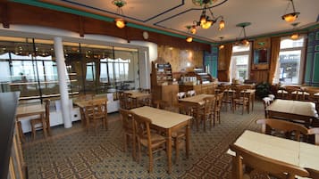 Desayuno buffet (EUR 12 por persona)