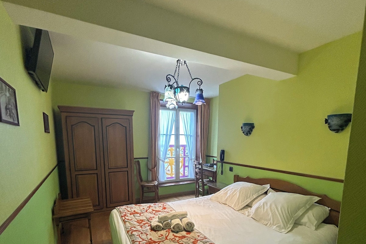Double Room, Harbour View | Desk, iron/ironing board, free WiFi, bed sheets