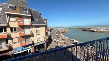 Tweepersoonskamer, uitzicht op haven, uitzicht op zee (vue panoramique) | Een bureau, een strijkplank/strijkijzer, gratis wifi, beddengoed