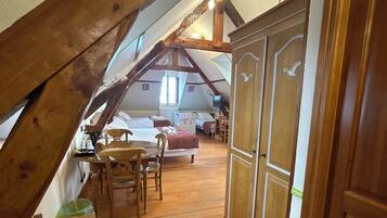 Quarto família (Vue Panoramique, port et mer) | Escrivaninha, ferros/tábuas de passar roupa, Wi-Fi de cortesia
