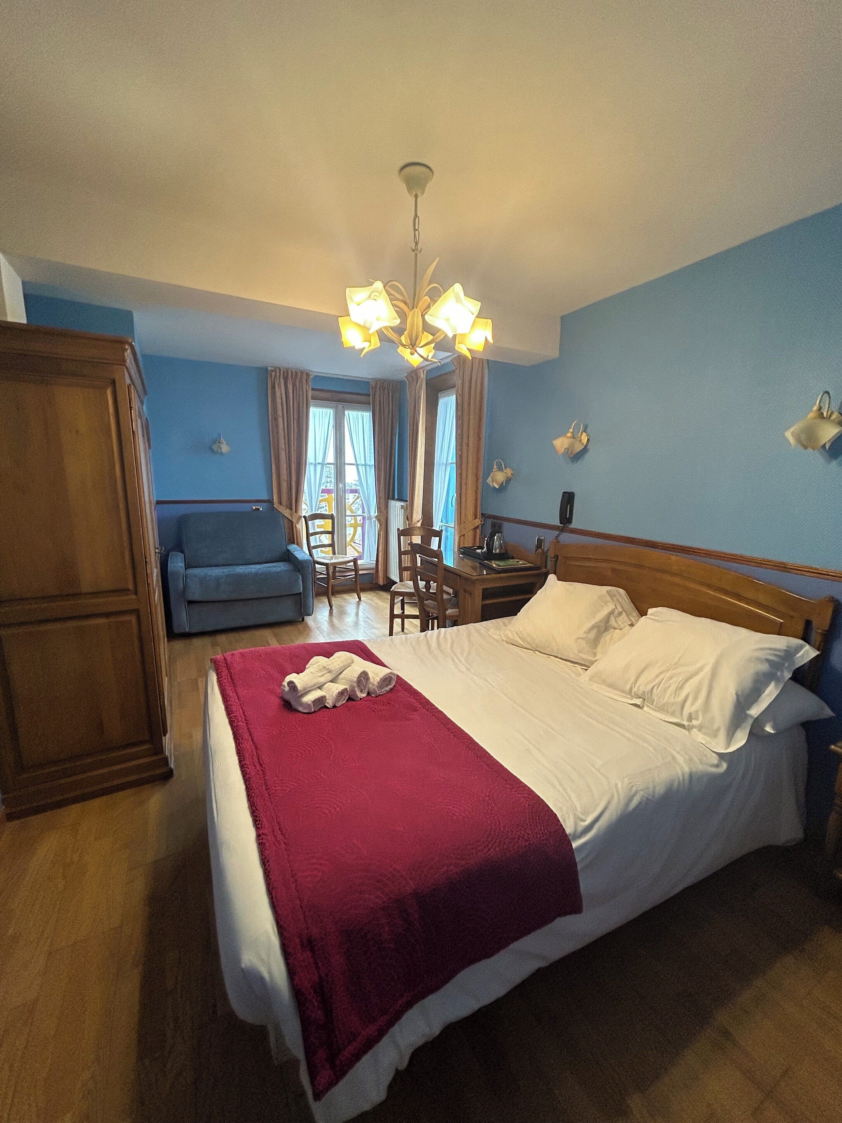 triple room, harbour view, sea facing | desk, iron/ironing board, free wifi, bed sheets