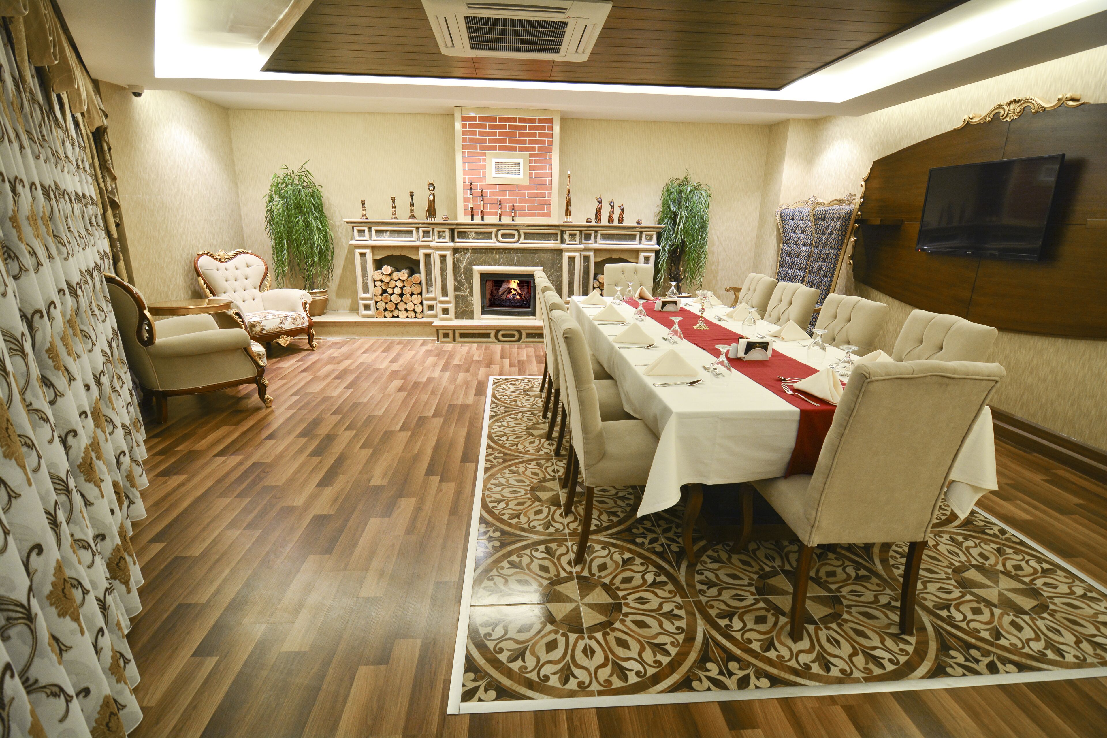 2 restaurants, breakfast, lunch, dinner served; international cuisine