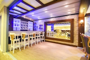 2 bars/lounges