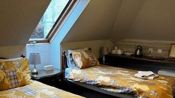 Twin Room | Desk, iron/ironing board, free WiFi, bed sheets