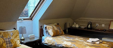 Chambre avec lits jumeaux | Bureau, fer et planche Ă repasser, accĂšs au Wi-Fi (inclus)