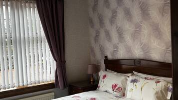 Double Room | Desk, iron/ironing board, free WiFi, bed sheets
