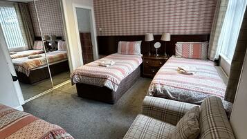 Familiekamer | Een bureau, een strijkplank/strijkijzer, gratis wifi, beddengoed