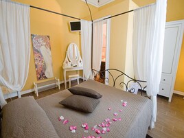 In-room safe, desk, free WiFi, bed sheets