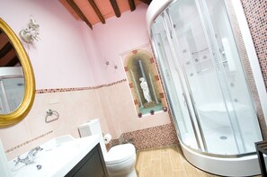 Quarto casal, banheiro privativo | Banheiro | Chuveiro, produtos de toalete grátis, secador de cabelo