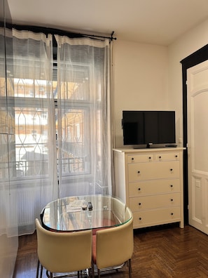 City Apartment, 2 Bedrooms, 2 Bathrooms, Courtyard Area | Soundproofing, iron/ironing board, free cots/infant beds, free WiFi