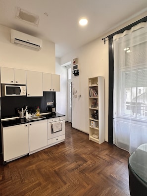 City Studio, Private Bathroom, Courtyard Area | Private kitchen | Fridge, microwave, oven, stovetop