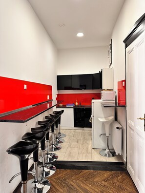 City-Apartment, 2 Schlafzimmer, 2 Bäder, zum Innenhof hin | Eigene Küche