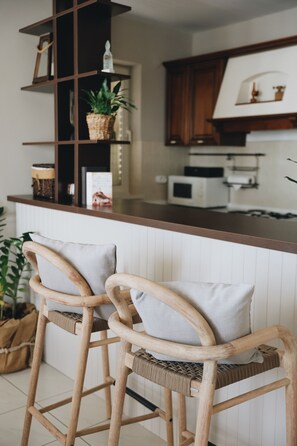 Penthouse Gallery, 2 habitaciones, Terraza, vista al mar (THE BEST OLD TOWN VIEW) | Cocina privada | Refrigerador, microondas, parrilla de estufa y lavavajillas 