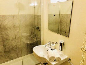 Shower, bidet, towels - I Dormienti (Rome)