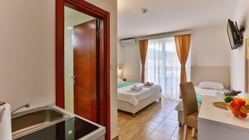 Habitación triple, balcón, vistas a la ciudad | Minibar, caja fuerte, wifi gratis