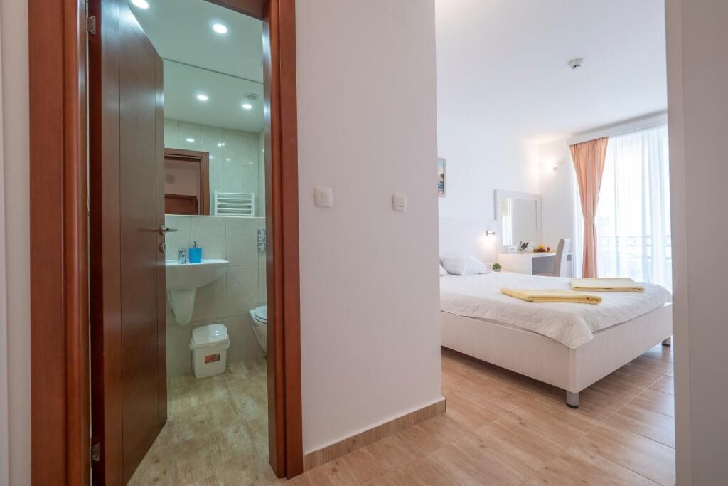 Minibar, in-room safe, WiFi (free)