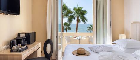 Deluxe tweepersoonskamer, uitzicht op zee | Een kluis op de kamer, een bureau, geluiddichte muren, gratis wifi