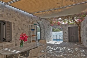 Porch - Thermes Saint Alexander Villas (Santorini)