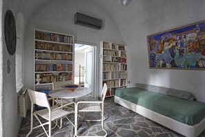 Standard Room | Living area - Thermes Saint Alexander Villas (Santorini)