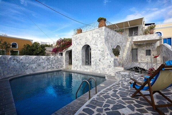 Outdoor pool - Thermes Saint Alexander Villas (Santorini)