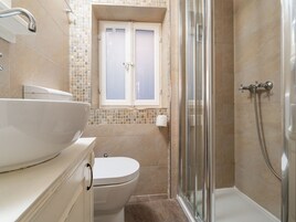 Quarto solteiro (Standard Single Room with City View) | Banheiro | Chuveiro, secador de cabelo, toalhas de banho