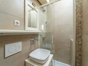 Twin Room (Deluxe Double or Twin Room with City ) | Bathroom | Shower, hair dryer, towels - Lumin GuestHouse (Dubrovnik)