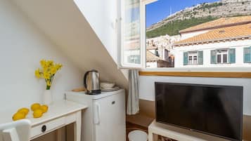 Quarto solteiro luxo, 1 cama de solteiro, ar-condicionado (Deluxe Single Room with City View) | Roupas de cama premium, escrivaninha, ferros/tábuas de passar roupa