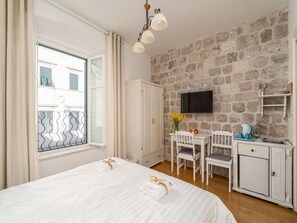 Twin Room (Deluxe Double or Twin Room with City ) | 1 bedroom, premium bedding, desk, iron/ironing board